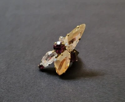 Anillo de diamantes de imitación de latón Nikolas Frangos Foto 1 de 3