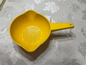 Vintage Yellow Tupperware Double Spout Pasta Strainer Colander with Handle 1200 - Picture 1 of 2