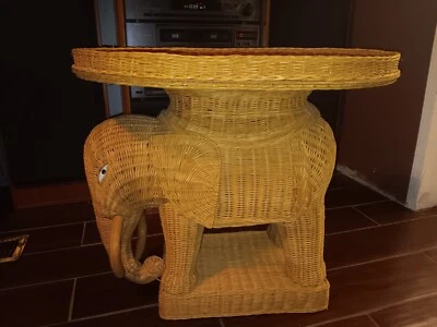 Mesa auxiliar vintage boho mimbre ratán elefante estilo Mario López Torres años 70 Foto 1 de 4