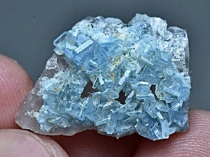 Racimo de cristal de rosterita berilo Vorobyevita inusual en matriz de cuarzo de 16 quilates - Imagen 1 de 5