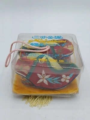 Zapatos antiguos.Dinastía Qing pequeños de seda y cuero para damas,, nunca usados  Foto 1 de 4