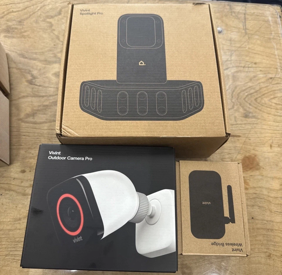 Vivint Outdoor Camera Pro Gen 2 FHD 1080p White + pro light and bridge - Image 1 of 1