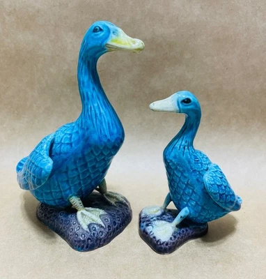 Par de patos antiguos chinos de porcelana esmaltada azul turquesa estampados de exportación Foto 1 de 4