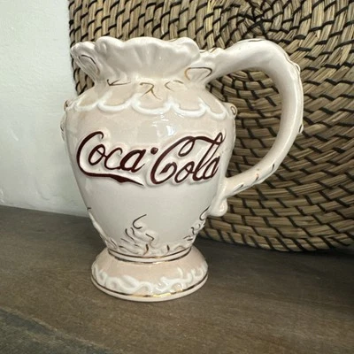 Réplica de urna de jarabe Coca Cola 1896 como taza de café producida 1998 con acento blanco y dorado Foto 1 de 4