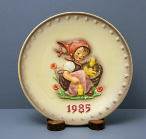 GOEBEL M.J. HUMMEL ANNUAL PLATE 1985 IN BAS-RELIEF EDITION W/ BOX - Picture 1 of 2