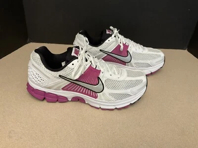 Novo! Tênis de corrida feminino Nike Zoom Vomero 5 “branco/fúcsia”. Tamanho 10. Incrível! - Imagem 1 de 4