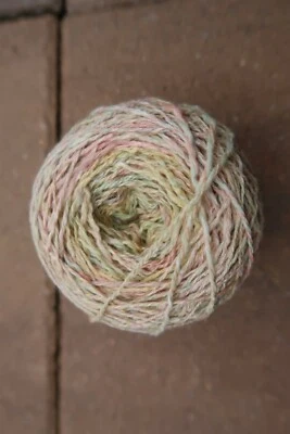 Soft shiny pastel Handspun Yarn 420 Yds 2 ply #2214 yellow green pink - Imagem 1 de 3