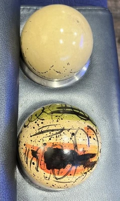 Juego De 2 Esferas Esmaltadas Verde, Naranja, Beige Cerámica Cerámica Orbes Decorativos 4" Foto 1 de 3