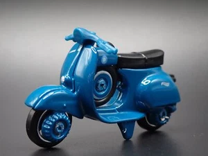 1963-1967 VESPA 90 SS SUPER SPRINT BLUE 1:64 SCALE DIORAMA DIECAST MODEL CAR - Picture 1 of 8