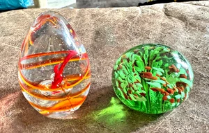 2 Vintage Art Glass Paperweights Green End of Day Orange Swirl Atomic Burst Egg - Bild 1 von 7
