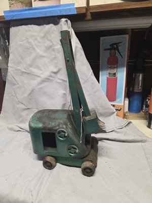 Excavadora de pala de vapor de acero prensado verde vintage Structo Construction Co. Foto 1 de 4