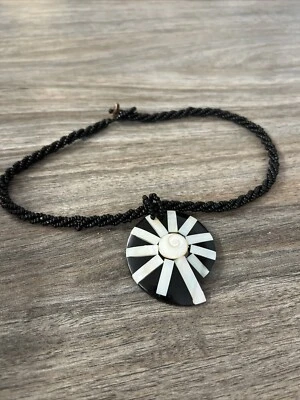 Impresionante colgante con concha de sol con collar de cuentas de ónix Foto 1 de 4