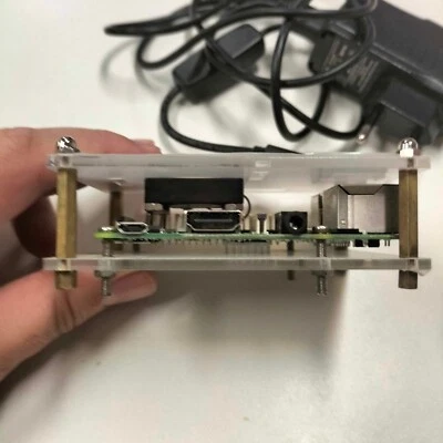 Raspberry Pi 2 con alimentatore e guscio protettivo - Immagine 1 di 4