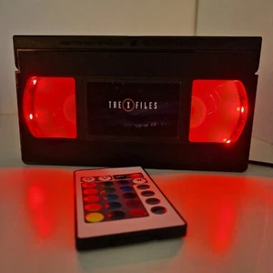 The X-Files USB LED VHS Lampada a Nastro Regalo Compleanno Natale Luce Retrò - Foto 1 di 3