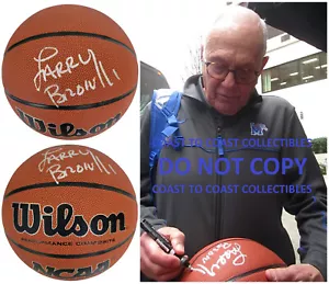 Larry Brown Kansas Jayhawks firmado NCAA baloncesto certificado de autenticidad prueba exacta autografiado - Imagen 1 de 3