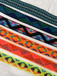 Triángulo de diamante azteca 3 yardas estampado arco iris boxer elástico 1" de ancho - Imagen 1 de 7