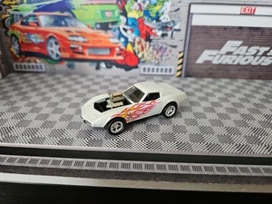 Johnny Lightning 1975 Chevy Chevrolet Corvette Stingray flames Metal base MINT - Picture 1 of 16