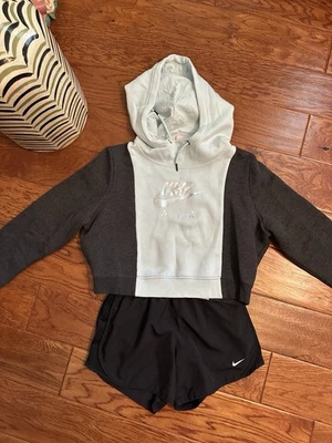 Paquete de 2 piezas de pantalones cortos y sudadera con capucha Nike para niñas talla M Foto 1 de 4
