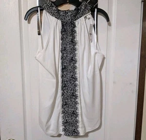Blusa sin mangas halter de encaje negro satinado blanco New York & Company NYCo - Imagen 1 de 6