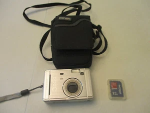 PENTAX OPTIO S 40 DIGITAL CAMERA W SD CARD  BAG 3X ZOOM 4.0 MEGAPIX SILVER STRAP - Picture 1 of 13