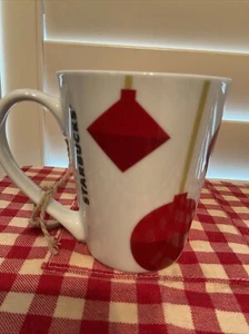 2012 Starbucks Kaffeetasse weiß Becher mit roten Ornamenten Weihnachten Urlaub - Bild 1 von 4
