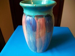 JARRÓN CASCO CERÁMICA AQUA TEMPRANO ROSA Y AZUL A RAYAS GRES 8" #32 - Imagen 1 de 12