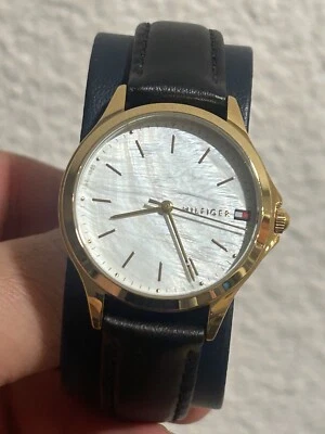 Hermoso reloj Tommy Hilfiger con correa de cuero negro nuevo para dama Foto 1 de 2