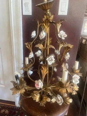 Candelabro vintage italiano metal dourado porcelana rosas luz com etiqueta feita na Itália - Imagem 1 de 4