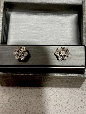Aretes con racimo de flores de diamantes en oro blanco de 14 k, 1,0 quilates de peso total Foto 1 de 4