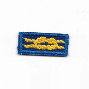Den Leader Award 1988-2001 Left Twill Molded PB Square Knot Cub - Boy Scouts BSA - Picture 1 of 2