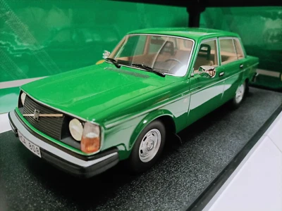 Cult 1/18 Volvo 244DL 1975 Green - Image 1 of 4
