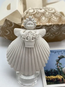 Margaret Furlong White Bisque Angel 2" Flower Basket Angel, 1999 - Imagen 1 de 5