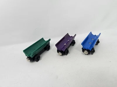 Thomas & Friends Ferrocarril de Madera 3 X Barril Coche Verde Púrpura Azul Tanque Motor Usado en Excelente Condición Foto 1 de 4