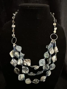 Collar llamativo en capas tonos azules y morados iridiscentes - Imagen 1 de 4