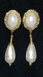 Pendientes colgantes de perlas vintage glamorosos, grandes y audaces en tono dorado. - Imagen 1 de 6