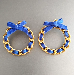 Vintage Avon Gold Tone Wreath Earrings w/ Blue Ribbon Christmas Holidays Pierced - Picture 1 of 5