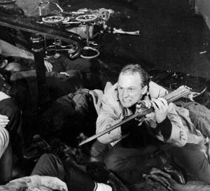 Lifeforce Press Photo Still Sci-Fi Horror Movie Peter Firth Saving London Aliens - Picture 1 of 3