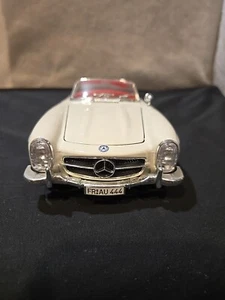 BURAGO 1:18 MERCEDES BENZ WHITE CONVERTIBLE 300SL ROADSTER. 1957 - Excellent - Picture 1 of 22