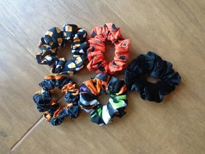 Scrunchies caseros temáticos de Halloween (5) - terciopelo negro/arañas/calabazas/caramelos - Imagen 1 de 8