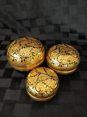 Винтажный вручную круглый гнездование безделушки бокс-сет/3/лакированный черный и золотой свиток - Изображение 1 из 4