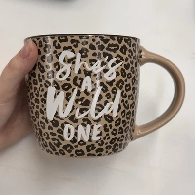 Taza de café con estampado de leopardo "She's A Wild One" animal taza marrón femenina Foto 1 de 4