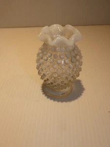 Jarrón vintage Fenton Hobnail blanco opalescente mini brote - Imagen 1 de 4