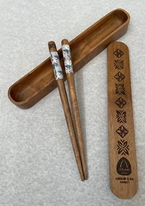 Disney Aulani Resort & Spa Holz Essstäbchen in Aufbewahrungskoffer Hawaii Motive - Bild 1 von 6