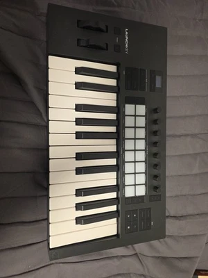 Novation Launchkey 25 MK4 | Portable DAW Controller | Supports a Sustain Pedal - Image 1 of 4
