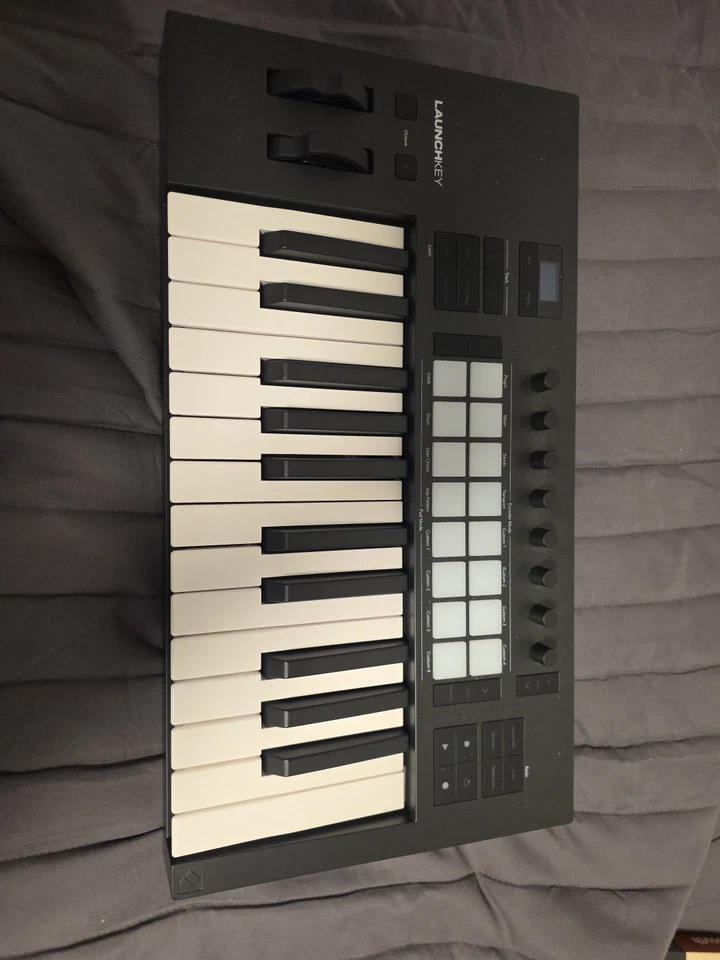 Novation Launchkey 25 MK4 | Portable DAW Controller | Supports a Sustain Pedal - Image 1 of 4