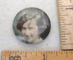 VINTAGE YOUNG GIRL PHOTO BADGE PIN~CLOSE-UP - Picture 1 of 4