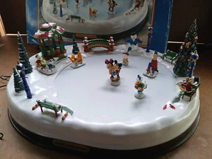 Disney MR. CHRISTMAS Mickeys Holiday Skaters Ice Skating Pond Rink Works Video - Bild 1 von 7