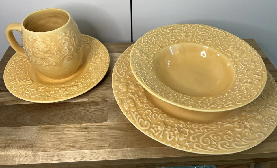 WALT DISNEY GALLERY “THEODORA” Vajilla Amarilla Mickey & Friends LE NUEVA CON ETIQUETAS Foto 1 de 4