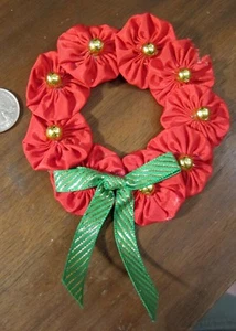 Handmade Plastic Beads Ribbon Wreath Christmas Lapel Pin Green Red Gold YoYos - Picture 1 of 4