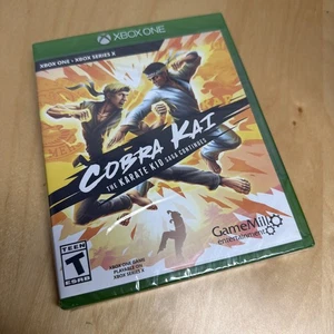 Xbox One COBRA KAI Serie X Karate Kid Saga Continúa TOTALMENTE NUEVO Y-Fold ENVOLTURA RASGADA - Imagen 1 de 6
